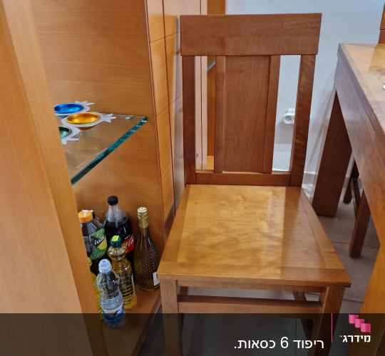 כיסא עץ ליד מדף עם בקבוקי שתייה